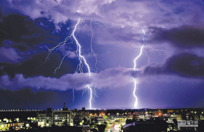 新北板桥、双和地区网友表示在地震后，听到天空传出巨响。(示意图，与内文无关／资料照)