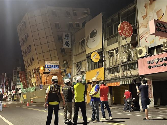 花莲夜晚不平静，今天凌晨2时32分发生芮氏规模6.3地震，市区剧烈摇晃，位在金三角商圈的富凯大饭店发生倾斜状况，所幸建物内无人员受困伤亡。（罗亦晽摄）