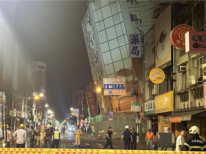花莲夜晚不平静，今天凌晨2时32分发生芮氏规模6.3地震，市区剧烈摇晃，位在金三角商圈的富凯大饭店发生倾斜状况，所幸建物内无人员受困伤亡。（罗亦晽摄）