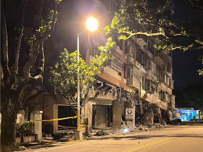 花莲夜晚不平静，今天凌晨2时32分发生芮氏规模6.3地震，市区剧烈摇晃，，0403花莲大地震就列为红单的统帅大楼直接倒塌。（罗亦晽摄）