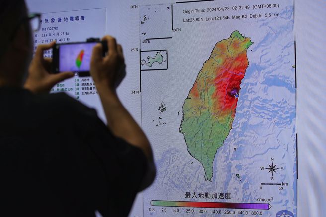 花莲23日凌晨2时26分发生规模6地震，32分随即又发生规模6.3地震。中央气象署的地震报告图上显示，全台都有感受到摇晃。（黄世麒摄）