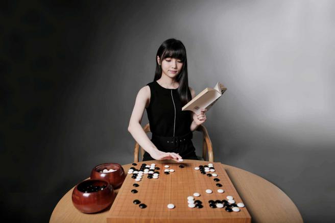 從小就熱愛圍棋的黑嘉嘉，是台灣段數最高的女棋手。（圖／翻攝自黑嘉嘉臉書）