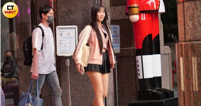 刚发行写真的Rina在经纪人陪伴下勤跑节目宣传。（图／本刊摄影组）