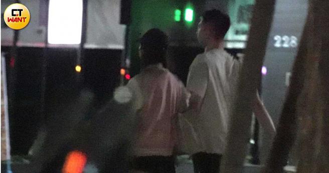 用完餐后两人离开餐梯并肩而行。（图／本刊摄影组）