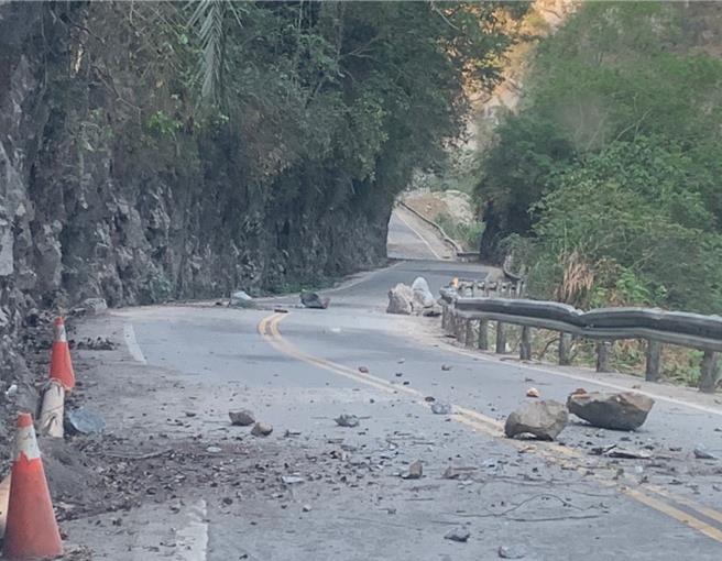 台8線中橫公路天祥至太魯閣段正進行災後搶修，怎料花蓮餘震不斷，造成沿線路面多處落石、岩屑崩滑，今上午8時至9時暫停開放通行，後續視搶修進度決定是否放行。（公路局提供／羅亦晽花蓮傳真）