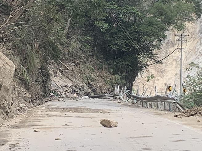 台8線中橫公路天祥至太魯閣段正進行災後搶修，怎料花蓮餘震不斷，造成沿線路面多處落石、岩屑崩滑，今上午8時至9時暫停開放通行，後續視搶修進度決定是否放行。（公路局提供／羅亦晽花蓮傳真）