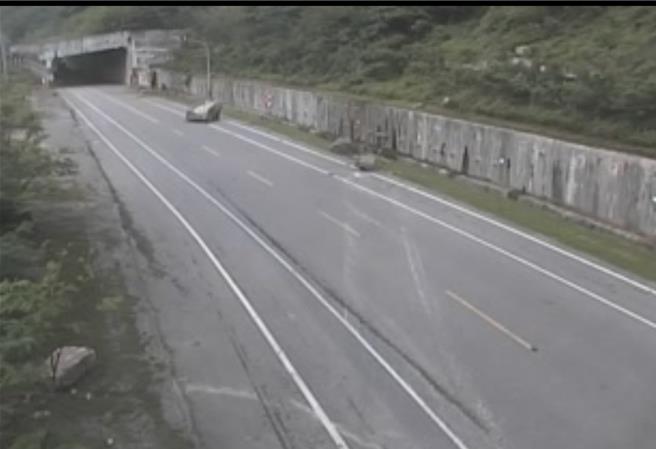 花蓮餘震不斷，台11線海岸公路沿線陸續傳有巨大落石阻礙交通，公路單位派遣機具進駐清除後已陸續排除。（摘自公路局即時影像／羅亦晽花蓮傳真）