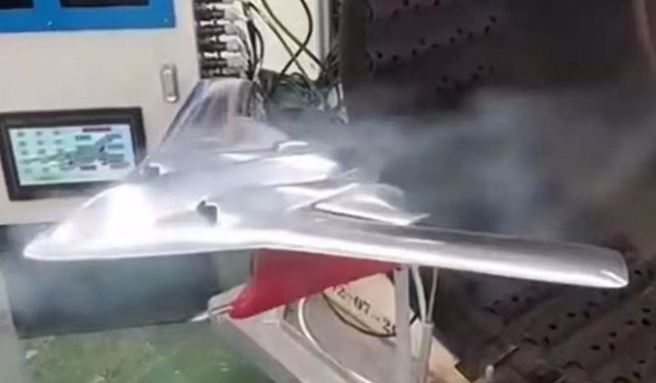 社群媒体上出现了疑似轰-20的风洞测试金属模型。（网路）