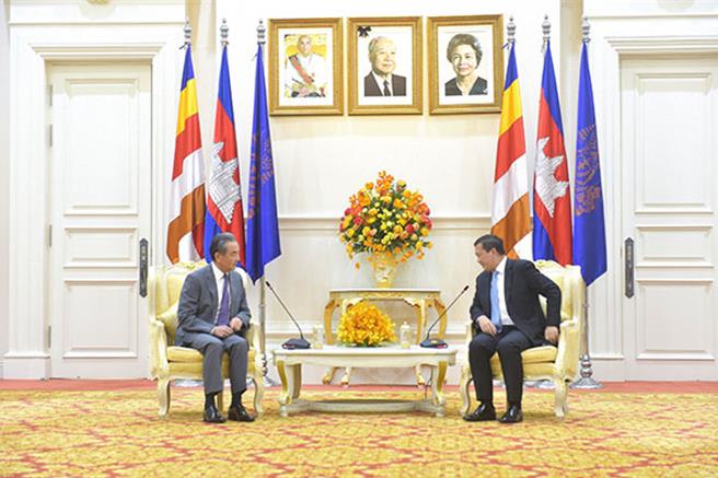 王毅会见柬埔寨首相洪马内：中国永远是最坚定的依靠。（大陆外交部）