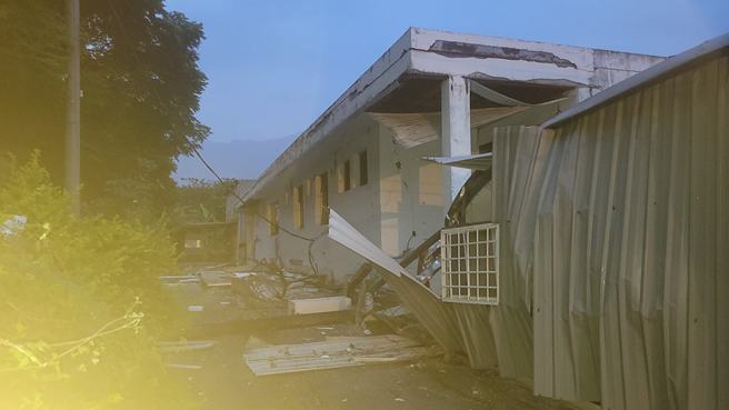 有民眾今早目击花莲知名「地6摊牛排店」后方一栋两层楼的建筑物，地震过后2楼瞬间变成1楼。（图／以苏花公路即时路况为主的平台授权提供）