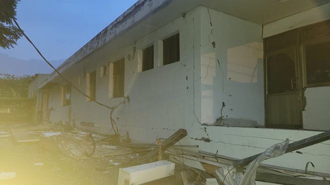 此外从照片上也可见外墙上多处裂缝。（图／以苏花公路即时路况为主的平台授权提供）