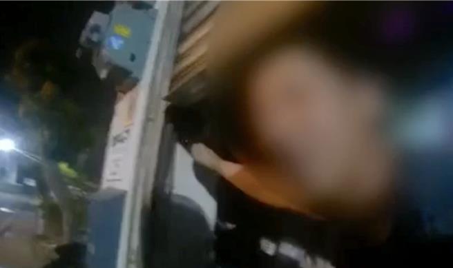 高雄永安警方日前查获一名吴姓通缉犯（右），讯后移送桥头地检署。（翻摄照片／林瑞益高雄传真）