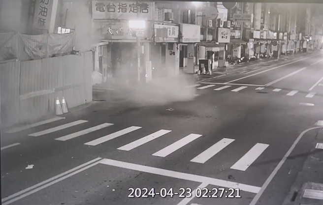 富凯饭店在地震瞬间倒塌，扬起巨大烟尘。(罗亦晽翻摄)