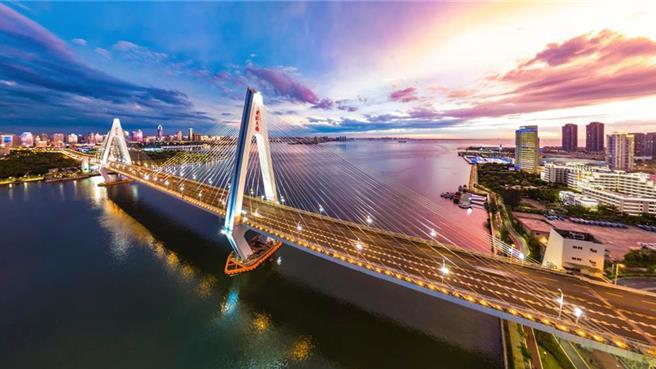 大陆广东佛山九江大桥防撞墩22日晚受船舶擦碰。（示意图／shutterstock）