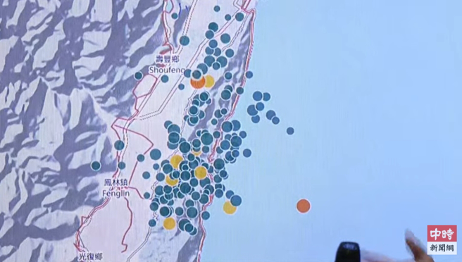 花蓮昨傍晚起至今天上午8點已發生超過180起地震。（翻攝《中時新聞網》YouTube直播）