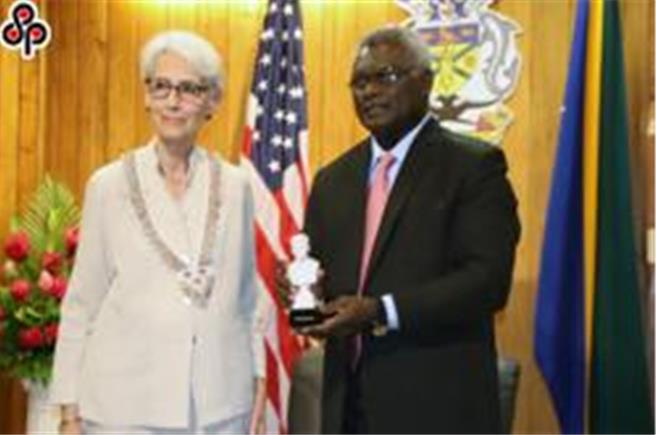 索罗门国会选举亲中未过半学者称陆奉行不干涉内政原则。图为2022年8月8日美国国务院时任副国务卿雪蔓会见索罗门群岛总理苏嘉瓦瑞。（摘自美国国务院官网）。