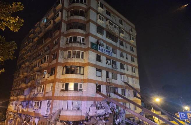 花蓮餘震不斷，已判定成為危樓的統帥大樓嚴重傾倒。（消防署提供）