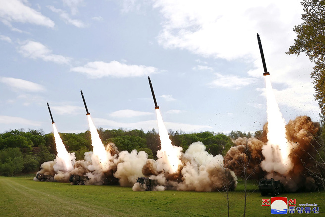 北韩22日下午发射多枚短程弹道飞弹，官媒称，是北韩首度进行「核反击模拟综合战术训练」，并且射击超大型多管火箭炮。图为朝中社23日公布的22日演习画面。（图／美联社、朝中社）