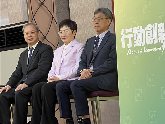 因进口蛋攀政治高峰，农业部长由政务次长陈骏季（右）真除。（曾薏苹摄）