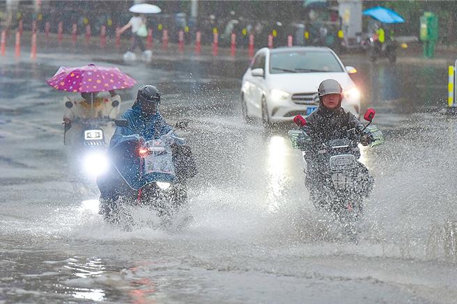 大陆华南地区近日雨势不断，中央气象台预估24日夜间雨势将再加强，暴雨区覆盖广东大部分地区。（中新社）