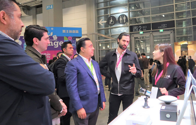 获得智慧城市创新应用奖的「桃园市道路养护资讯管理平臺」受到各国外宾关注。图/桃园市政府提供