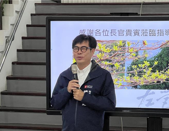 高雄市長陳其邁23日除回應中華職棒台鋼雄鷹隊總教練洪一中被困停車場一事外，他也希望高雄能培養許多半導體人才。（林瑞益攝）