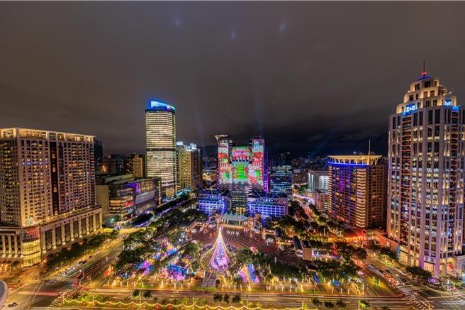 新北市观光旅游局主办「2023新北欢乐耶诞城」活动，荣获「2024法国设计奖建筑设计–户外照明与夜景」白金奖最高肯定。（新北市观旅局提供）