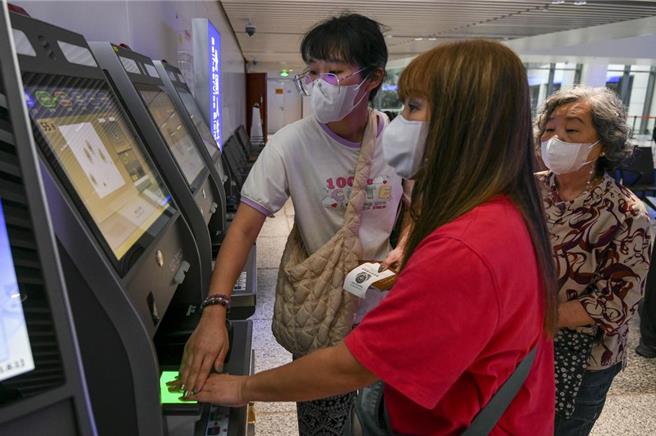 大陆今年第一季，免签入境外国人198.8万人次、同比上升266.1％。（摘自中新社）