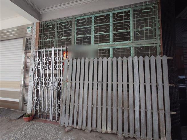 高雄高雄一处民宅经警方持搜索票破门后，经见百岁屋内一名百岁老父已成白骨，研判为自然死亡没有作案动机，里长透露老父亲的女儿藏尸原因应为单纯的「舍不得」。（任义宇摄）