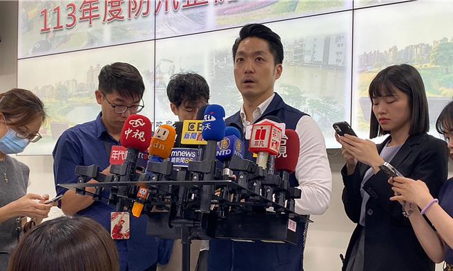 台北市长蒋万安23日上午视察迪化抽水站及观看水灾防汛抢险演习，并于会前接受媒体访问。（丁上程摄）