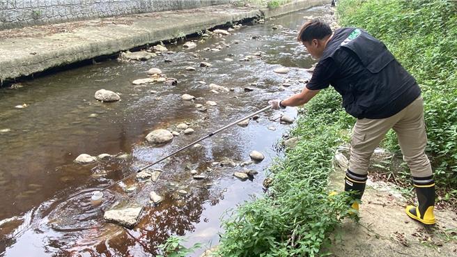 桃園龜山1間化學公司產製偏矽酸鈉，又稱固態水玻璃，製程中會產出含有液鹼廢水。53歲吳姓負責人等人2005年以前就將強鹼廢水排入塔寮坑溪，不法獲利1.4億餘元，遭桃園地檢署起訴。（檢方提供）