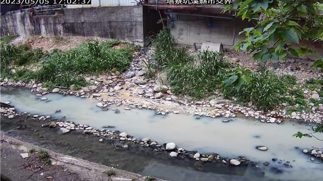 桃園龜山1間化學公司產製偏矽酸鈉，又稱固態水玻璃，製程中會產出含有液鹼廢水。53歲吳姓負責人等人2005年以前就將強鹼廢水排入塔寮坑溪，不法獲利1.4億餘元，遭桃園地檢署起訴。（檢方提供）