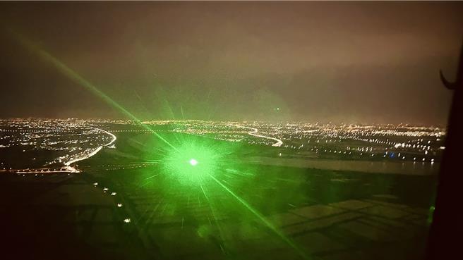 2024年4月23日澎湖县／22日深夜台南机场外，有民眾以雷射笔光束干扰后送直升机飞行，台南航警追查中。图为凌天航空直升机遭到不明雷射光束照射。（凌天航空提供／许逸民澎湖传真）