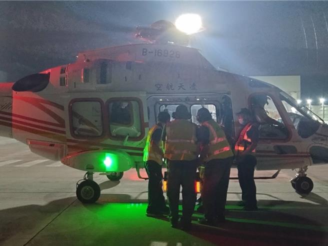 2024年4月23日澎湖县／22日深夜台南机场外，有民眾以雷射笔光束干扰后送直升机飞行，台南航警追查中。图为凌天航空直升机当晚执行颅内出血老妇后送。（凌天航空提供／许逸民澎湖传真）