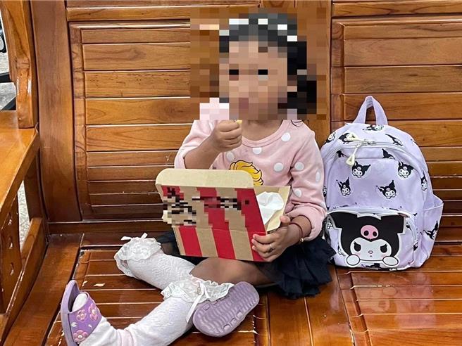 走失女孩肤色黝黑、五官深邃似洋娃娃，警方怀疑她是印度人，将女孩带回警局，并在网路社群发文寻找女孩父母。（警方提供／杨静茹南投传真）