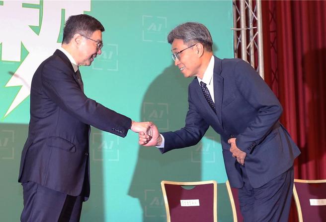 准行政院长卓荣泰（左起）与准农业部长陈骏季握手致意。（范扬光摄）