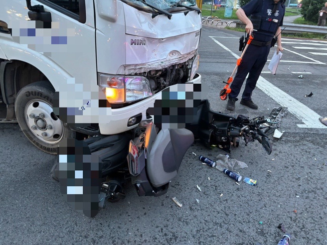 芦洲分局昨天傍晚获报称五股区疏洪一路发生车祸事故，骑士当场命危送医。（图 / 警方提供）