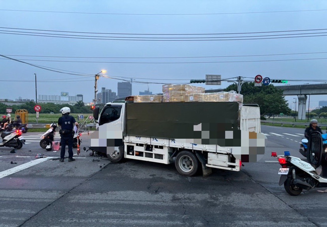 员警到场处理事故。（图 / 警方提供）