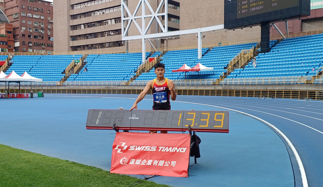 高雄市凤山商工田径队短跑好手谢元恺，在113台北全中运田径高男组110公尺跨栏，以13秒39大会新猷摘金。（陈筱琳摄）