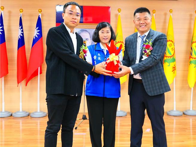 云林县麦寮乡长就职典礼，23日于麦寮乡公所举行，由云林县政府参议黄玉霜（中）监交，当选人许忠富（右）从代理乡长邱良阅（左）手中接过印信，上百民眾到场观礼祝贺。（张朝欣摄）