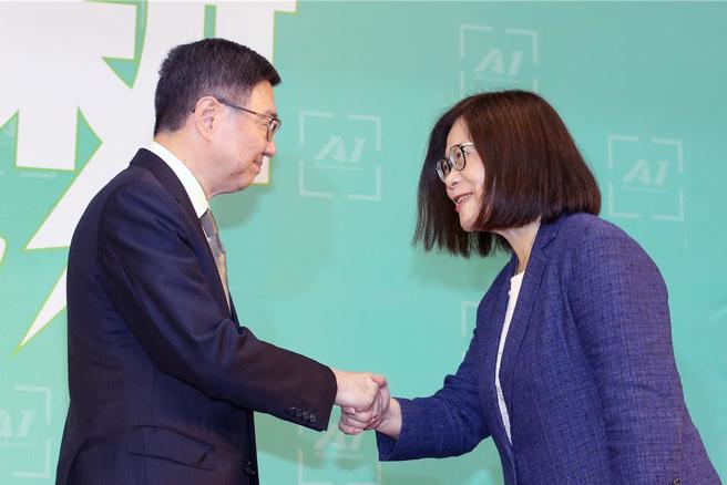 新任内阁人事第5场发布会23日举行，准行政院长卓荣泰（左起）与海委会主委管碧玲握手致意。（范扬光摄）