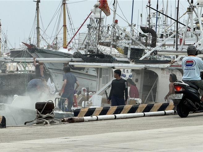 2024年4月23日澎湖縣／澎湖23日早上發生漁船上煮食釀瓦斯氣爆，船主後送高雄榮總搶救。圖為外籍移工及友船船員和聞聲察看的澎湖區漁會員工持乾粉滅火器撲滅。（澎湖區漁會提供／許逸民澎湖傳真）