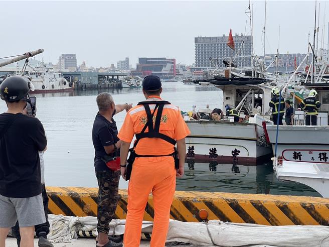2024年4月23日澎湖縣／澎湖23日早上發生漁船上煮食釀瓦斯氣爆，船主後送高雄榮總搶救。圖為警消獲報後登船察看，目擊者跟聞訊趕至的安檢說明事發當時情況。（許逸民攝）