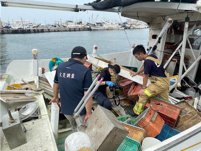 2024年4月23日澎湖縣／澎湖23日早上發生漁船上煮食釀瓦斯氣爆，船主後送高雄榮總搶救。圖為警消火調人員登船調查，現場則一片狼藉。（消防局提供／許逸民澎湖傳真）