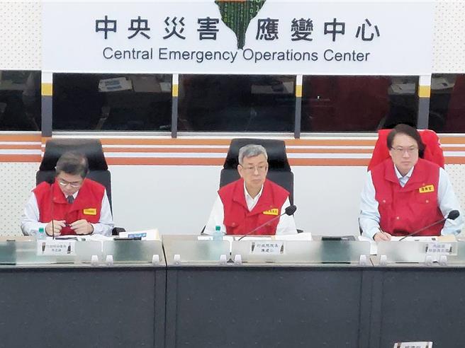 行政院长陈建仁23日上午赴中央灾害应变中心，召开0423地震及豪雨应变会议，关切花莲灾损情况。（消防署提供）