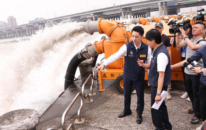 台北市长蒋万安（左）23日巡视113年水灾防汛抢险演习，观看移动式抽水机操作情形。（陈俊吉摄）