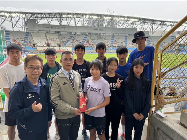 金门田径委员会主任委员蔡其雍(前排左二)，昨也特地蒞临全中运会场致赠加菜金，为金门子弟加油。（图／金门高中）