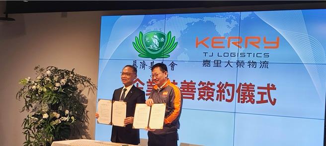 台北老松扶轮社秘书长杨建君前往日本交流期间，大阪府池田Kureha扶轮社致赠15万日币、筑波市Tsukuba city扶轮社致赠30万日币及台北老松扶轮社结合其他单位团体致赠10万新台币，三方合计联合捐助「0403花莲地震灾后慰助金」致慈济基金会，嘉里大荣也宣布与慈济合作，协助花莲乡亲重建家园。（林良齐摄）