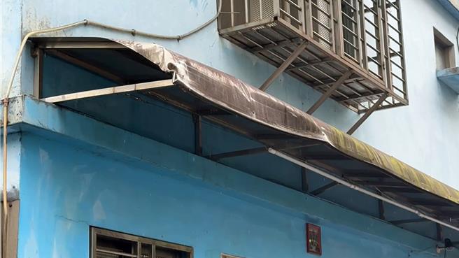 基隆市龙安街路辐狭窄，23日上午却发生客运误闯，客运侧面的车窗撞上路边店家的雨遮受损，最终只能倒车脱困。（张志康摄）