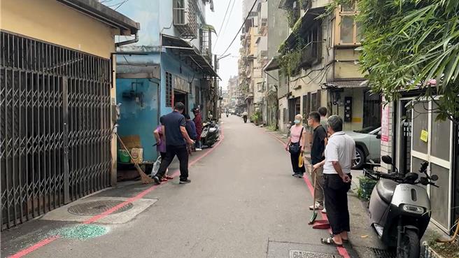 基隆市龙安街路辐狭窄，23日上午却发生客运误闯，客运侧面的车窗撞上路边店家的雨遮受损，最终只能倒车脱困。（张志康摄）